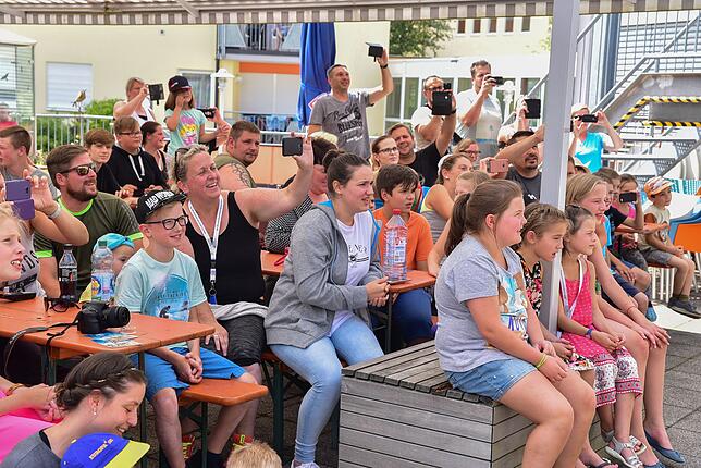 Die Besucher halten den Auftritt von Voxxclub in der Nachsorgeklinik Tannheim mit ihren Smartphones fest.