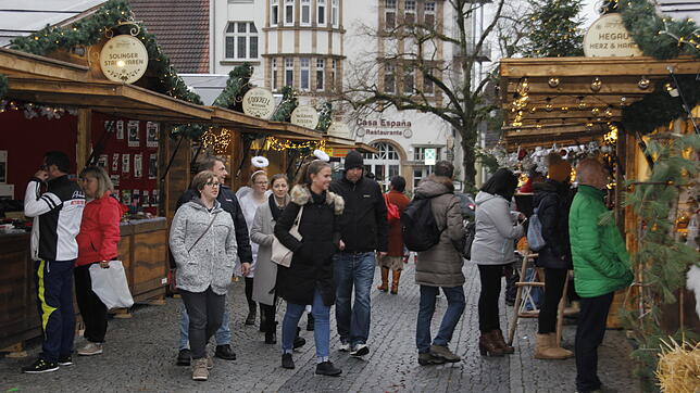 Kaum ist es trocken, kommen die Besucher: In den ersten Adventswochen stand der Singener Hüttenzauber tagsüber nicht immer im ...