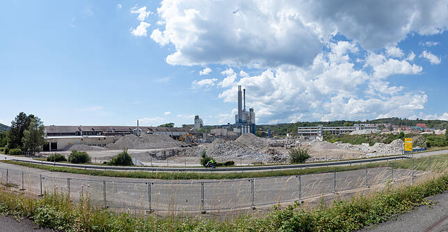 August 2018: Vor einem Jahr waren die Abbrucharbeiten an der Papierfabrik im vollen Gange. Bagger und Radlader sind auf dieser Aufnahme ...