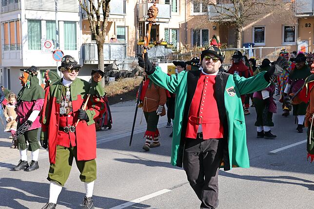 Bild 5: Dorffasnet in Kluftern: Bilder vom Umzug und vom Narrenbaumstellen
