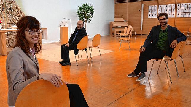 Achten auf Abstand bei ihren Gottesdiensten: Pfarrerin Kristina Wagner, Pfarrer Ulrich Hund und Pfarrer Tibor Nagy (von links).