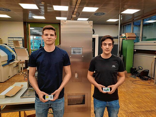Lukas Höck (links) und Jan Engelsmann haben einen Rollen–Automat für gelbe Säcke entwickelt.