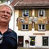 Stadtführer Ronald Landwehr vor dem Sgraffito in der Weihergasse, das nationalsozialistisches Gedankentum verherrlicht und umstritten ...