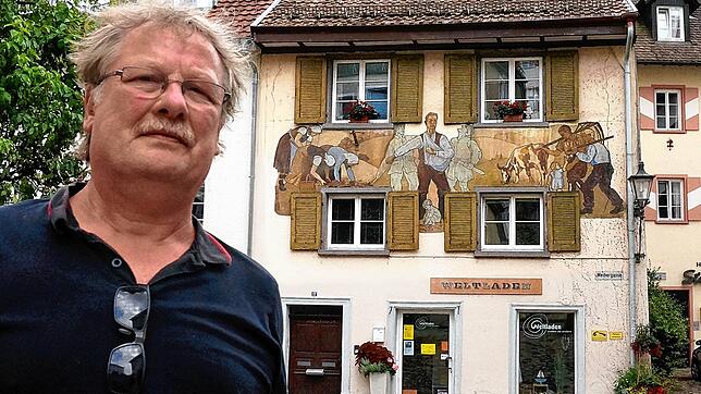 Stadtführer Ronald Landwehr vor dem Sgraffito in der Weihergasse, das nationalsozialistisches Gedankentum verherrlicht und umstritten ...