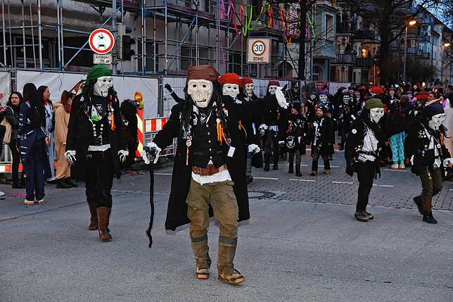 Bild 12: In Petershausen steht der Narrenbaum! Alle Fotos vom Freitagabend