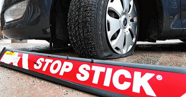 Mit einem sogenannten Stop-Stick sollte der Raser gestoppt werden.