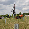 Baustart im Engener Solarpark: Auf einem ehemaligen Acker zwischen Autobahn und Bundesstraße soll künftig Solarenergie geerntet werden.