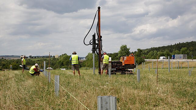 Baustart im Engener Solarpark: Auf einem ehemaligen Acker zwischen Autobahn und Bundesstraße soll künftig Solarenergie geerntet werden.
