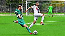 Spitzenspiel: Vor Jahresfrist ging Julian Göbel (Bildmitte, gegen Daniel Philipp) mit dem FC Erzingen mit 1:8 beim FC Zell unter. Nun ...