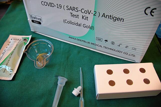 Ein Antigen-Speicheltest aus Fernost. Auch sie werden bald im Handel sein.