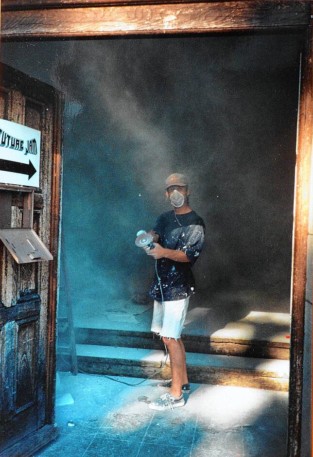 1994: Claus-Michael Haydt bei der Arbeit in Fallenbrunnen 1. Damals gab es hier noch Holztüren.