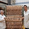 Geschafft! SÜDKURIER-Redakteurin Graziella Verchio und Metzger Patrick Engler mit einigen Wurstwaren, die beim Besuch entstanden sind.