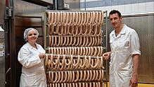 Geschafft! SÜDKURIER-Redakteurin Graziella Verchio und Metzger Patrick Engler mit einigen Wurstwaren, die beim Besuch entstanden sind.