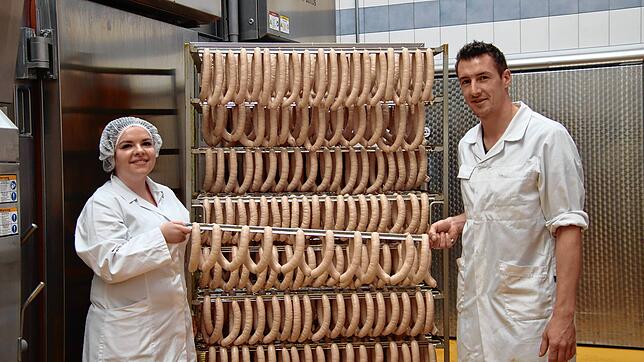 Geschafft! SÜDKURIER-Redakteurin Graziella Verchio und Metzger Patrick Engler mit einigen Wurstwaren, die beim Besuch entstanden sind.