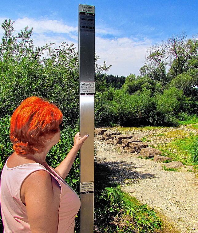 Die Messlatte an einer Furt über die ausgetrocknete Donau macht deutlich, wie hoch der Wasserstand in Rekordzeiten sein kann.