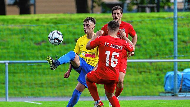 Redon Ismajli (in Gelb) vom FC Singen hat es in unsere Top-Auswahl geschafft.