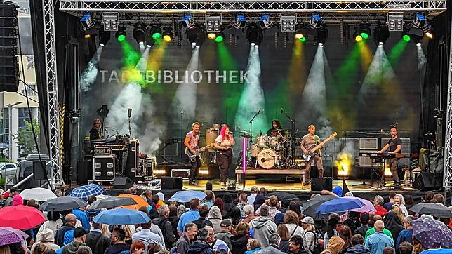 Für die Kulturnacht am 6. Juli – hier ein Bild von der großen Bühne auf dem Muslenplatz 2023 – gibt es ab Samstag, 25. Juli, die Bändel. ...