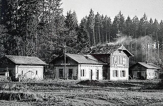 Der Bahnhof Josefslust, zwischen Krauchenwies und Sigmaringen, wurde 1873 errichtet und 1971 aufgrund der Streckenstilllegung wieder ...