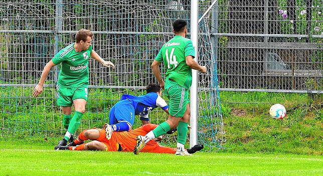 Abgewehrt: Torwart Tobias Vonderach steigerte sich beim 3:1-Erfolg des SV Waldhaus in Hauingen zu einer bärenstarken Leistung. Hier ...