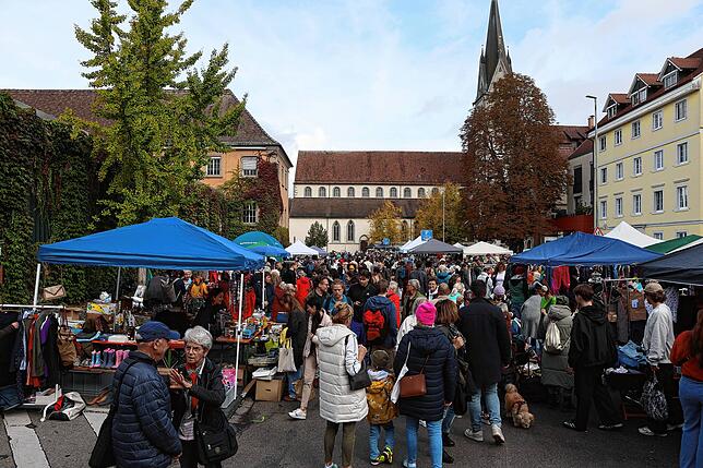 Bild 1: Konstanz – Altstadt-Flohmarkt auf dem Stephansplatz: Hier stöbern und feilschen die Konstanzer