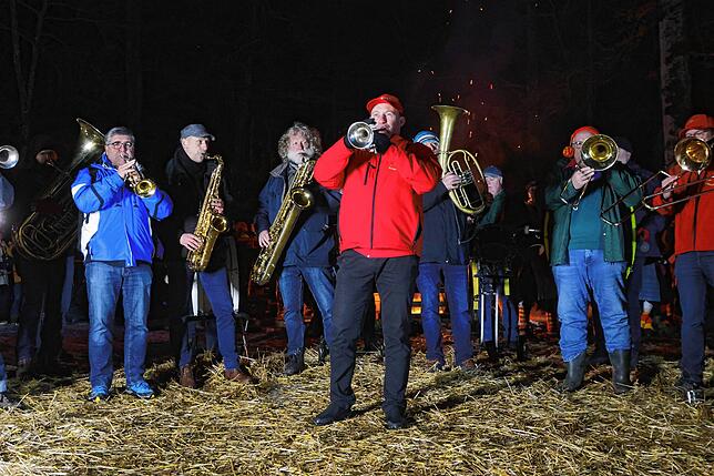 Bild 9: In Konstanz erwacht die Fasnacht 2025: Riedhexen und Schneeschreck tanzen durch den Wald