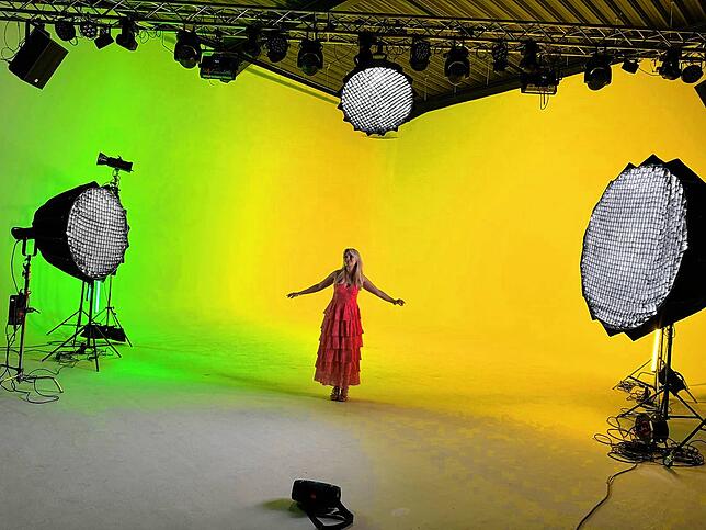 Melia dreht im Studio einen Teil ihres Videos zur Single „So lange ich liebe“.