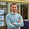 Dion Koler, stellvertretender Geschäftsstellenleiter bei von Poll Immobilien auf der Überlinger Hofstatt. Wohnungskäufe am Bodensee sind ...
