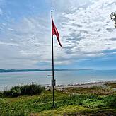Die rote Flagge am Strandbad Horn signalisiert, dass es an diesem Tag – ein Wochentag mit starker Bewölkung – keine Badeaufsicht gibt. ...