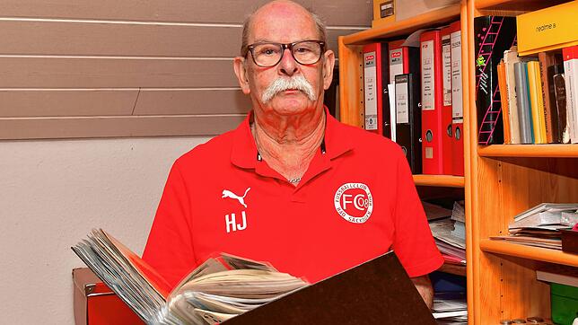 Tabellen-Experte: Hanspeter „Tschuß“ Joos vom FC 08 Bad Säckingen führt für den SÜDKURIER seit Jahren die „Ewige Tabelle der Bezirksliga“.