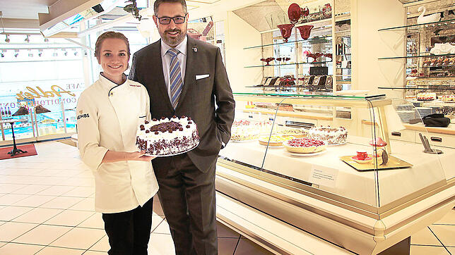 Die Leitung der Konditorei liegt in den Händen der jungen Konditormeisterin Leonie Dold, die gemeinsam mit ihrem neuen Chef Georg ...