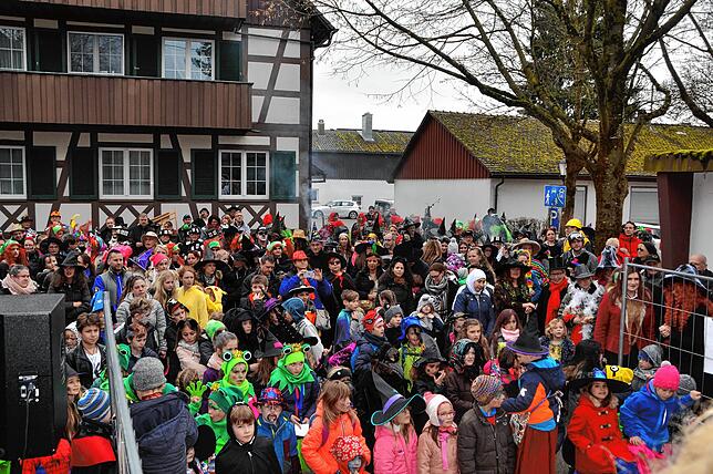 Narren und Fasnet-Fans so weit das Auge reicht in Bermatingen. Dort wird der Schmotzige Dunschdig immer im großen Stil auf den Straßen ...