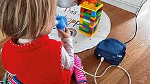Inhalieren mit Kochsalzlösung &ndash; für hustende Kinder bringt das für einen kurzen Moment Erleichterung. Wenn hohes Fieber und ...