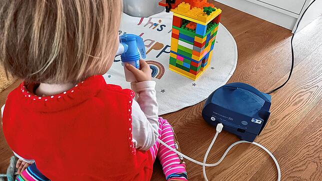 Inhalieren mit Kochsalzlösung &ndash; für hustende Kinder bringt das für einen kurzen Moment Erleichterung. Wenn hohes Fieber und ...