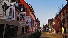Gerüstet: Die Färberstraße zeigt Flagge: Im Morgengrauen ist hier Mitte Februar idyllische Ruhe Trumpf.