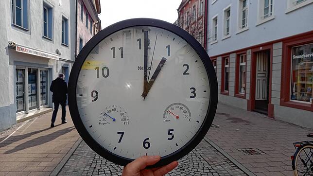 Seit einem halben Jahr dürfen die Wirte in der Färberstraße wochentags nur noch bis 1 Uhr in der Nacht geöffnet haben, freitags und ...