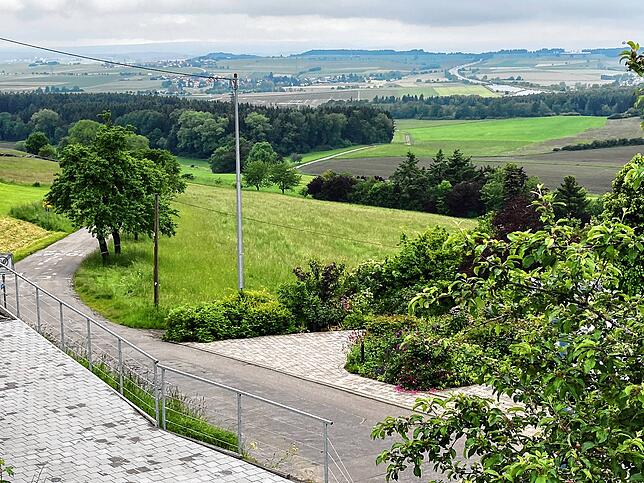 Der steile Abschnitt im Rückblick von der Höhe in Öfingen aus. Links im Hintergrund ist Biesingen zu sehen.