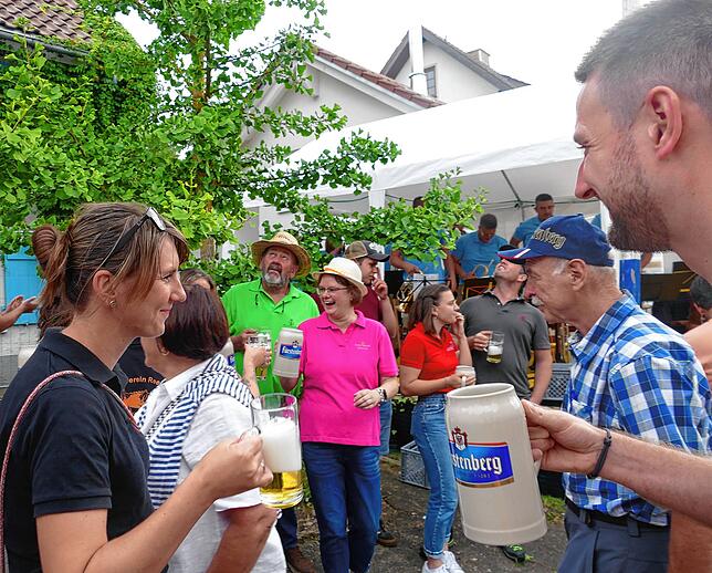 Bild 7: Dieses Straßenfest lockt die Menschen in Scharen an