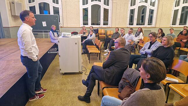 (Archivfoto) Bei einer Gesamtelternbeiratssitzung erläutert Tobias Schöll vom Amt für Bildung und Sport (links) die Motivation für die ...