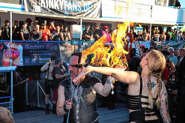 Bild 28: Lack, Leder, Latex! Dieses Spektakel bieten die BDSM-Fans im Konstanzer Hafen