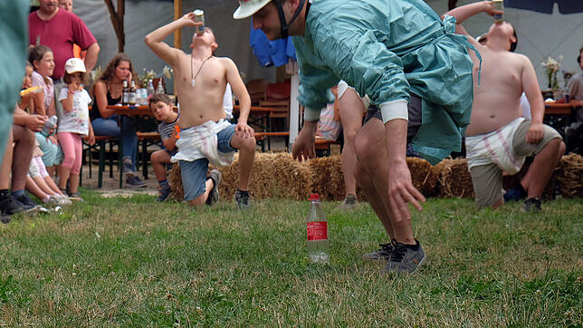 Beim Flunkyball-Turnier müssen die Teams sowohl Geschicklichkeit als auch Trinkfestigkeit unter Beweis stellen. Bild: Simon Bäurer