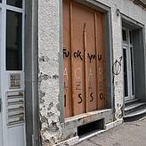 Ein Jahr nach der Räumung des Hauses ist noch immer eines der Fenster mit einer Holztafel verriegelt. Aktivisten besprühten diese mit ...