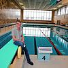 Betriebsleiter Peter Heck am Becken des Singener Hallenbads (Archivbild). Worüber hat der SÜDKURIER im vergangenen Jahr berichtet?