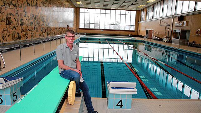 Betriebsleiter Peter Heck am Becken des Singener Hallenbads (Archivbild). Worüber hat der SÜDKURIER im vergangenen Jahr berichtet?