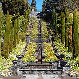 Italienische Blumenwassertreppe mit einem Wasserlauf aus Calanca-Gneis aus dem Tessin auf der Insel Mainau.