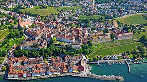 Meersburg aus der Luft betrachtet. Im Rathaus werden Aufgaben für die GVV-Mitgliedsgemeinden erledigt. Das führt für die Mitarbeiter ...