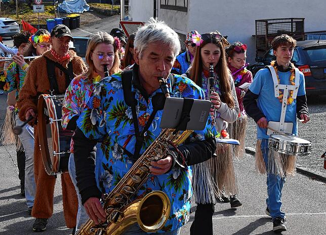 Der Musikverein war beim Umzug krankheitsbedingt stark dezimiert, doch ihn ihrem bunten Hawaii-Outfit waren die Musiker ein echter ...