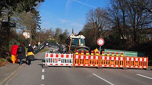 Ein Traktor sichert eine Zufahrtsstraße zur Umzugsstrecke am Fasnachtssonntag in Rheinfelden Insgesamt waren fünf Fahrzeuge im Einsatz. ...