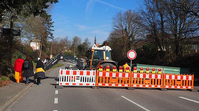 Ein Traktor sichert eine Zufahrtsstraße zur Umzugsstrecke am Fasnachtssonntag in Rheinfelden Insgesamt waren fünf Fahrzeuge im Einsatz. ...