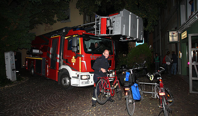 Nicht nur falsch parkende Autos, sondern auch Fahrräder stellen für Einsatzfahrzeuge ein Hindernis dar. Feuerwehrmann Uli Wehner muss ...