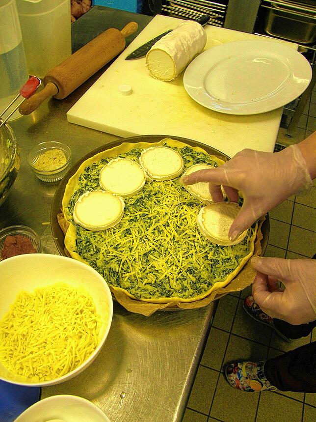 7. Den Ziegenkäse in knapp einen Zentimeter dicke Scheiben schneiden und gleichmäßig auf der Masse verteilen; im auf 170 Grad ...